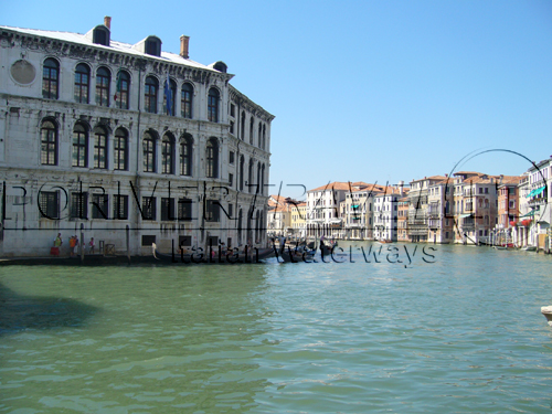 Gondole lungo il Canal Grande a Venezia 